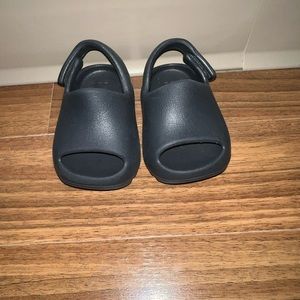 Yeezy Slides Onyx size 3k